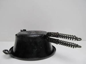 lot 241 image: Excellent Antique GRISWOLD No. 8 Cast Iron Waffle Maker wDeep Base