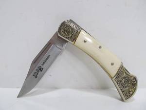 lot 300 image: 2 Quality Folding Knives