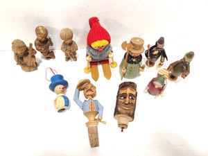 lot 319 image: Group of Vintage Small Carved Wood Figures etc