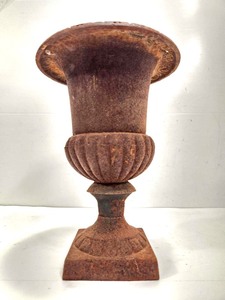 lot 337 image: Vintage Smaller Size Iron Garden Urn