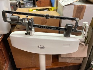 lot 273 image: Excellent Vintage ACCU-WEIGH Enameled Doctors Scale