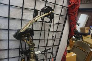 lot 8 image: Bear Archery Apprentice Camo Compound Bow RH