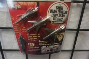 lot 132 image: Rage 3 Pack Broad Heads With Slip Cam Rear Blade Deployment With Practice Head