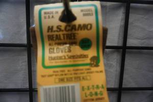 lot 173 image: HS Camo Model 00053 All Purpose Real Tree Camo Vented Gloves