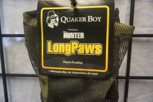 lot 174 image: Quaker Boy Hunter Long Paws Mesh Camo Gloves