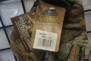 lot 177 image: White Water Outdoors Mens One Size Advantage Timber Camo Open Fingers Shooting Gloves