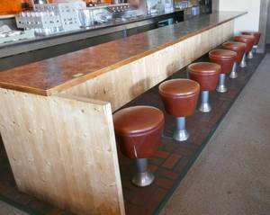 lot 10 image: Old fashioned bar stool counter with 7 stools
