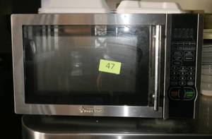 lot 47 image: Magic Chef microwave - works