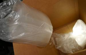 lot 81 image: Approx 100 pie wedge plastic containers, approx 150 drink cup to-go flats (holds 4 cups), clear drink cups and lids