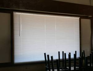 lot 93 image: 6 window blinds off white - 6 ft wide 4.5 ft long