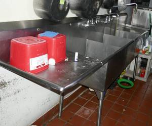 lot 124 image: stainless 3 compartment sinkwashing station