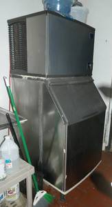 lot 134 image: Manitowoc Ice Machine model S570 - Compressor unit replaced 2018 - works