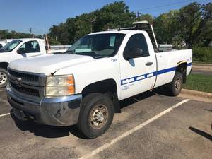 lot 5 image: 2008 CHEVY SILVERADO PICKUP TRUCK - 2500HD - 34 TON - 4 WHEEL DRIVE  - WEATHERGUARD TOOL BOXS - AIR WORKS -- HAS SOME COSMETIC DAMAGE #1397 - LOOK