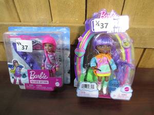 lot 37 image: Barbie Bundle - Extra Minis & Chelsea Winter Snowboarder Doll