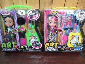 lot 41 image: Art Squad Doll Bundle - Andi & Nene