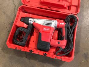 lot 18 image: Milwaukee SDS-MAX Demolition Hammer Customer Returns See Pictures