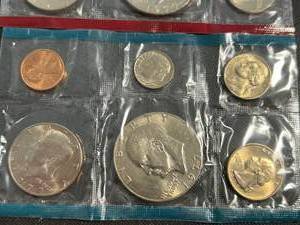 1977 US MINT SET AS PICTURED WITH IKES
