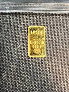 2 GOLD ITEMS 1900 US GOLD $5 LIBERTY UNC CLEANED & � GRAM GOLD BAR
