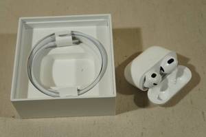 Apple Airpods 3rd Gen with Lightning Charging Case