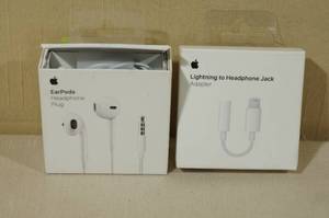 Apple Earpods with Lightning to Headphone Jack Adapter