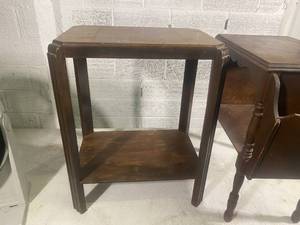 lot 77 image: 2 End Tables