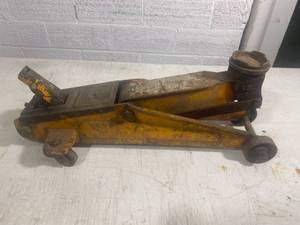 lot 18 image: Car Jack