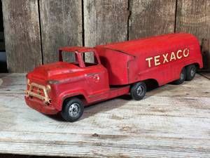 lot 9 image: Vintage Buddy L Texaco Oil Tanker Truck