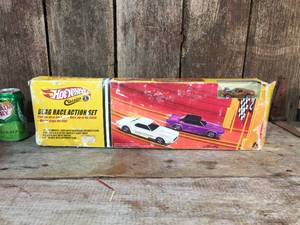 lot 29 image: Hot Wheels Classics Drag Race Action Set