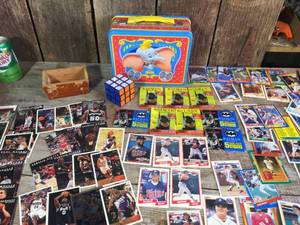 lot 49 image: Collectable Lunchbox - Topps Batman Cards - Rubiks Cube - Ball Cards