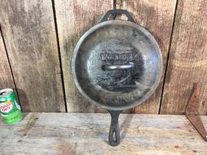 lot 68 image: Cast Iron Lodge USA 8 SK Skillet w Lid