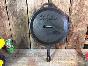 lot 71 image: Cast Iron Cabelas 12 Deep Skillet w Lid