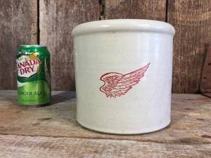 lot 82 image: Redwing Anniversary Crock