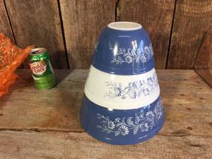 lot 83 image: Vintage Pyrex Colonial Mist Nesting Bowl Set