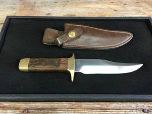 lot 117 image: Fabulous Vintage Smith & Wesson 6010 Bowie Knife - Sheath