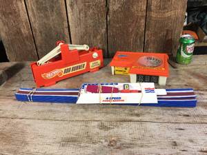 lot 148 image: Vintage Hot Wheels Road Runner Set