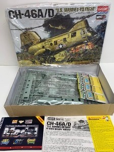 lot 19 image: Academy CH-46AD U.S. Marines - Vietnam w 3 Mask Accessory Packs