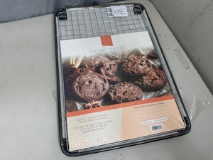 lot 43 image: New Chicago Metallic 3 Piece baking Sheet Set