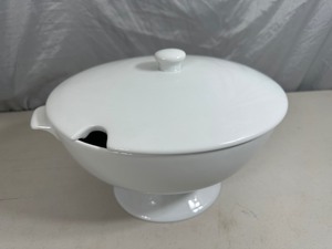 lot 52 image: Pottery Barn Tureen Serving Bowl with Cover