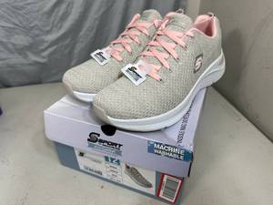 lot 96 image: New Skechers Arch Comfort Shoes - Size 12
