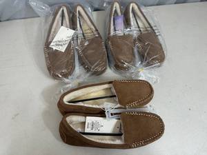 lot 102 image: 3 New Pairs of Leather Moccasin Slippers