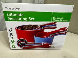lot 218 image: New 19 Piece Kitchen Measuring Set