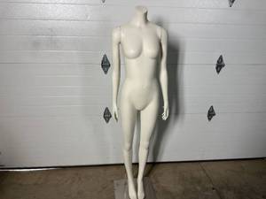 lot 3 image: Adult Female Display Mannequin