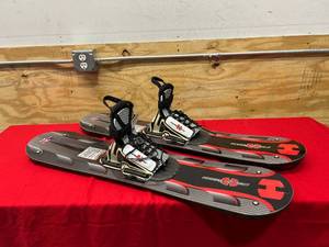 lot 2 image: HYDROSLIDE Skis