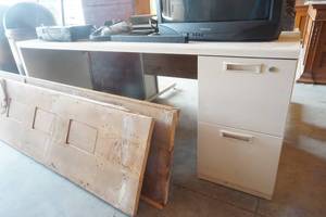 lot 4 image: desk