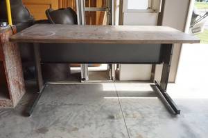 lot 17 image: Desk