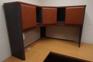 lot 106 image: office desk hutch