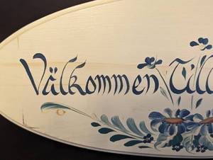 Wood and Metal Valkomen Wall Signs