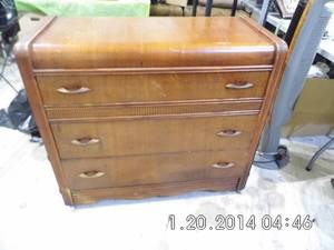 lot 3 image: Vintage 3-drawer dresser with bevel...
