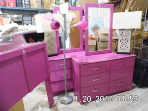 lot 4 image: Pair of 6-drawer pink dressers, etc