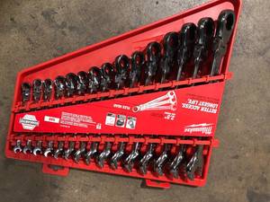 lot 19 image: Milwaukee 144-Position Flex-Head Ratcheting Combination Wrench Set SAE (15-Piece)  Customer Returns See Pictures